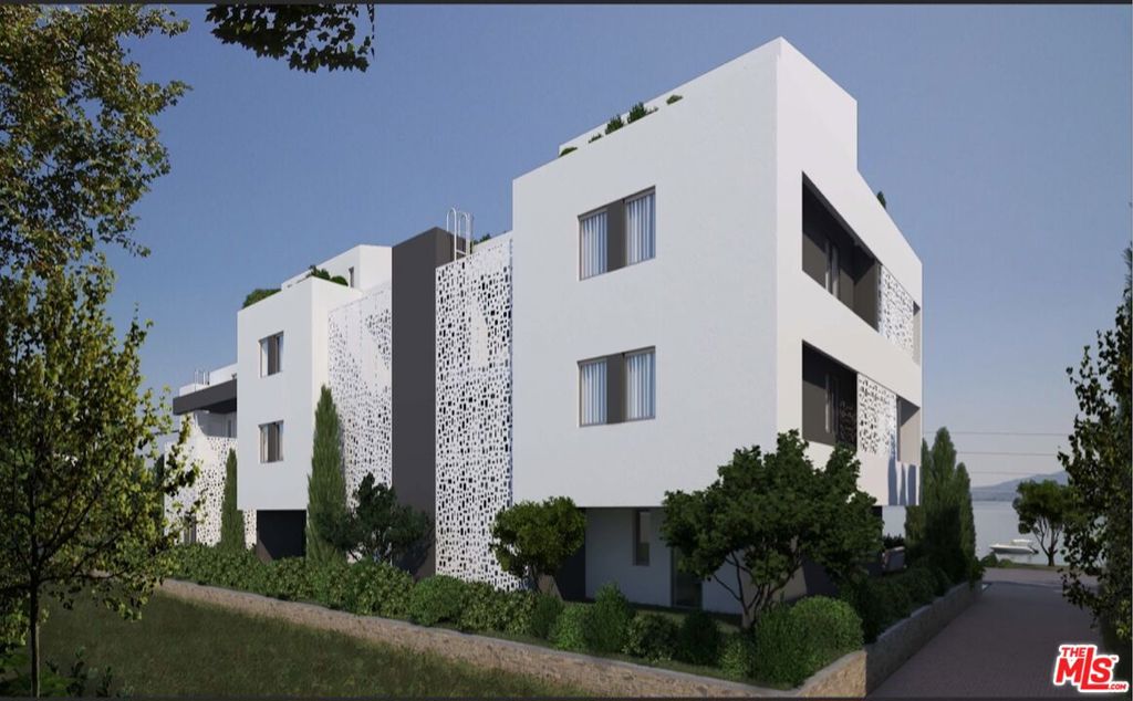 1 KAMENA VOURLA, GREECE