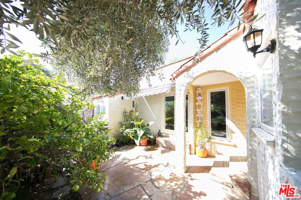 2129 N Beachwood Drive