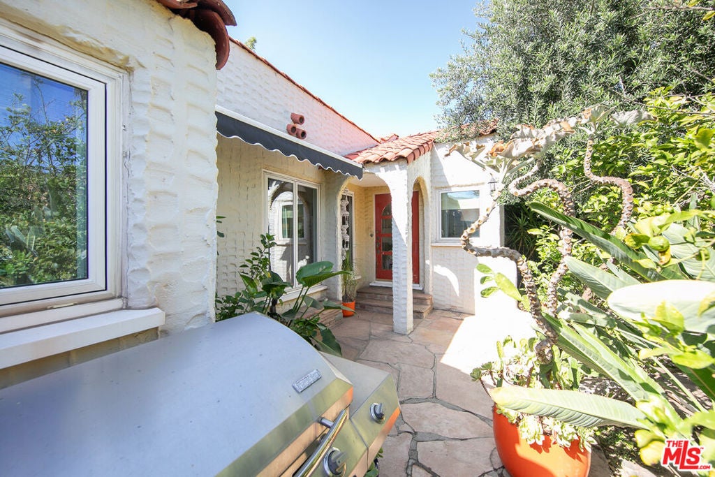 2129 N Beachwood Drive