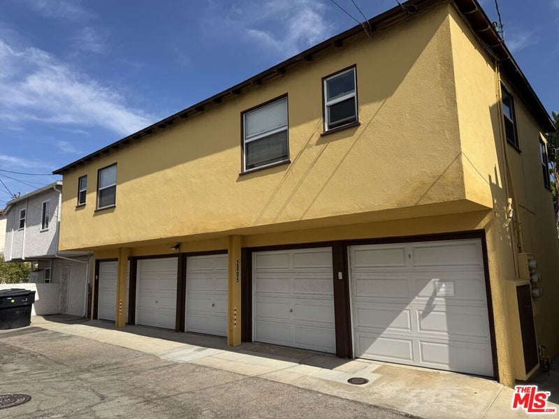 2005 Oak Street