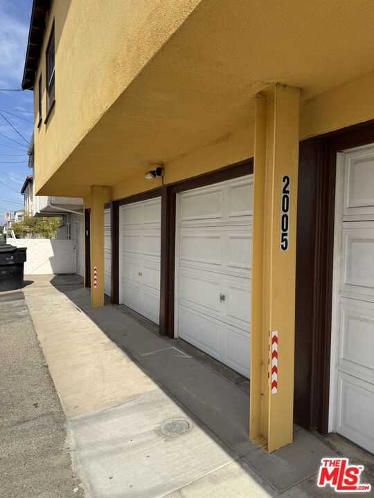 2005 Oak Street