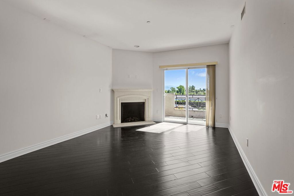 4424 Whitsett Avenue 303