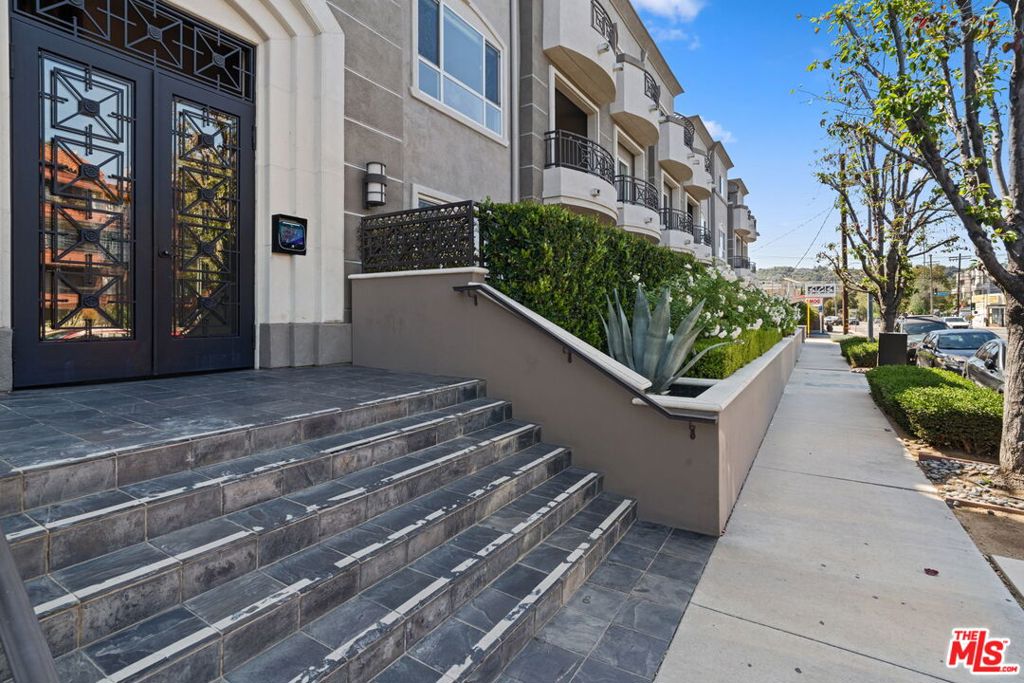 4424 Whitsett Avenue 303