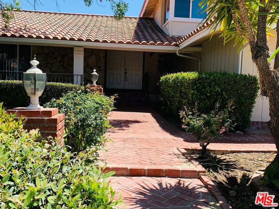 1096 Stoneshead Court