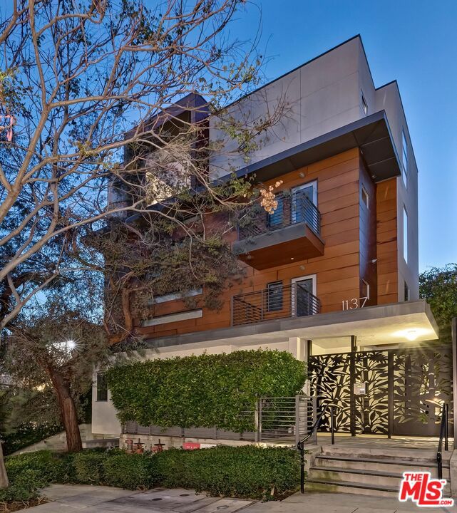 1137 Hacienda Place 104