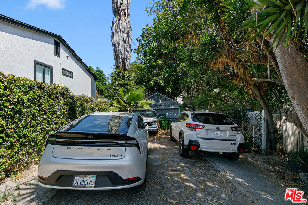 906 Manzanita Street