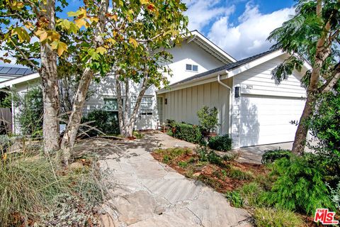 Photo of 3021 Barry Avenue, Los Angeles, CA 90066 (MLS # 25606999)