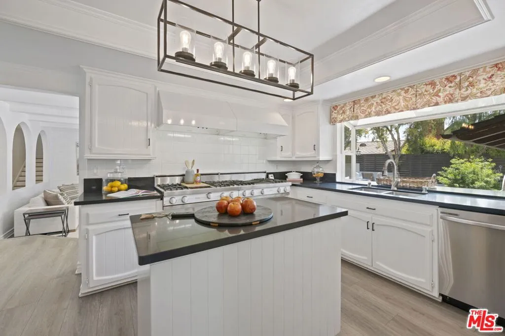 Los Angeles, California 90024, United States, 5 Bedrooms Bedrooms, ,4 BathroomsBathrooms,Residential,Active,173963