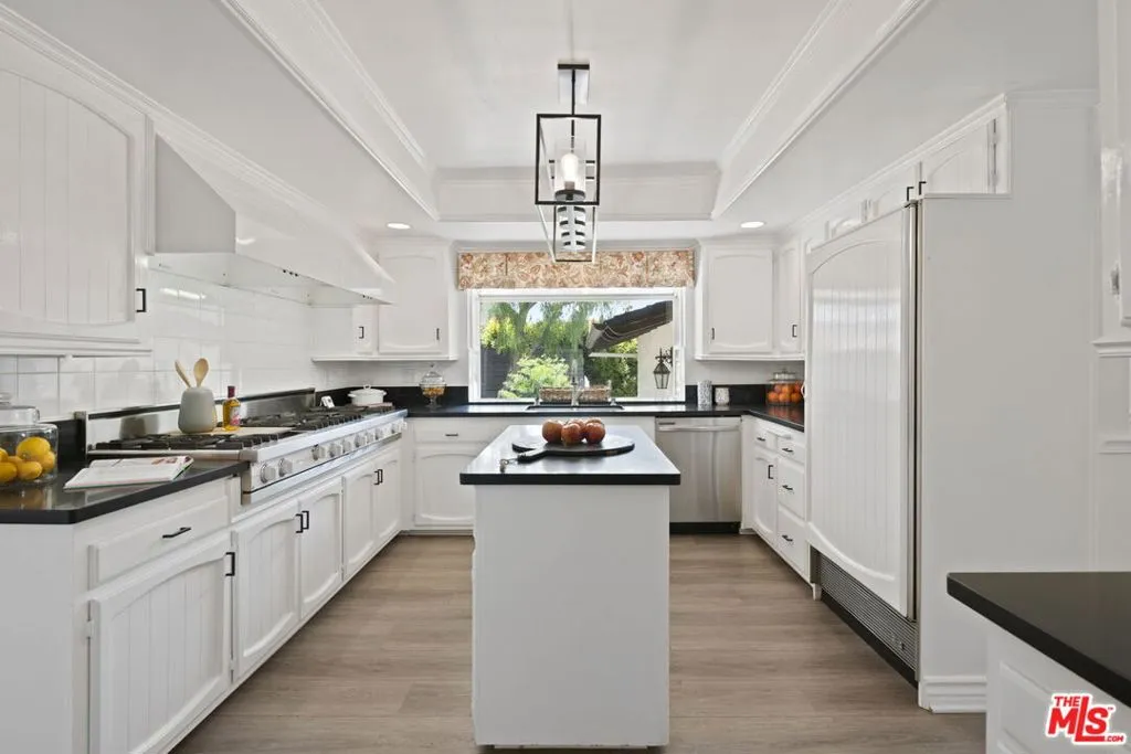 Los Angeles, California 90024, United States, 5 Bedrooms Bedrooms, ,4 BathroomsBathrooms,Residential,Active,173963