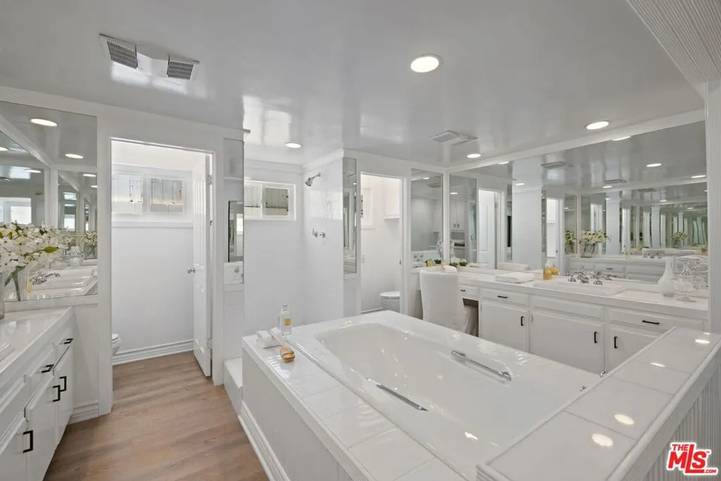 Los Angeles, California 90024, United States, 5 Bedrooms Bedrooms, ,4 BathroomsBathrooms,Residential,Active,173963