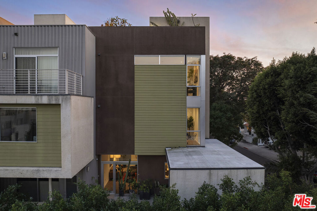 944 N Stanley Avenue 1