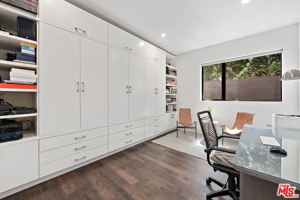 Los Angeles, California 90066, United States, 3 Bedrooms Bedrooms, ,2 BathroomsBathrooms,Residential,Active,202151