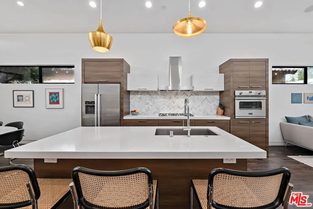 Los Angeles, California 90066, United States, 3 Bedrooms Bedrooms, ,2 BathroomsBathrooms,Residential,Active,202151