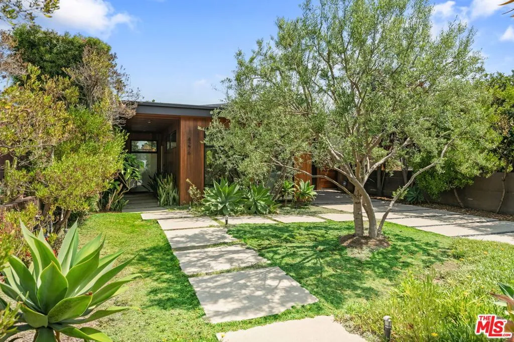 Los Angeles, California 90066, United States, 3 Bedrooms Bedrooms, ,2 BathroomsBathrooms,Residential,Active,202151