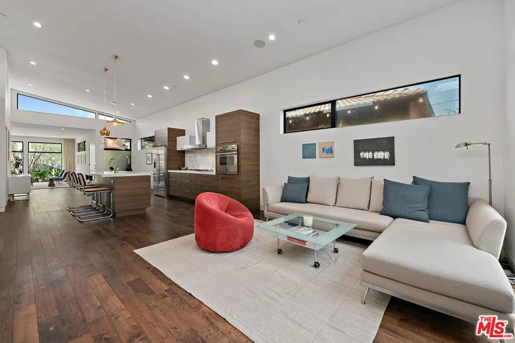 Los Angeles, California 90066, United States, 3 Bedrooms Bedrooms, ,2 BathroomsBathrooms,Residential,Active,202151