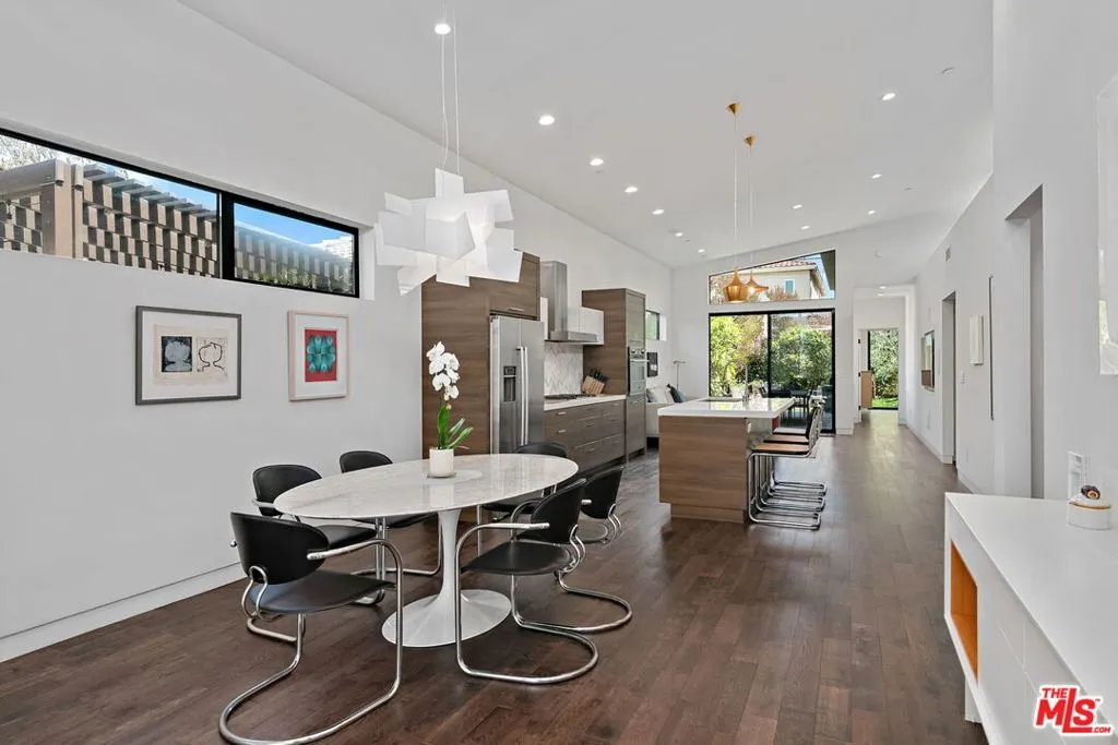 Los Angeles, California 90066, United States, 3 Bedrooms Bedrooms, ,2 BathroomsBathrooms,Residential,Active,202151