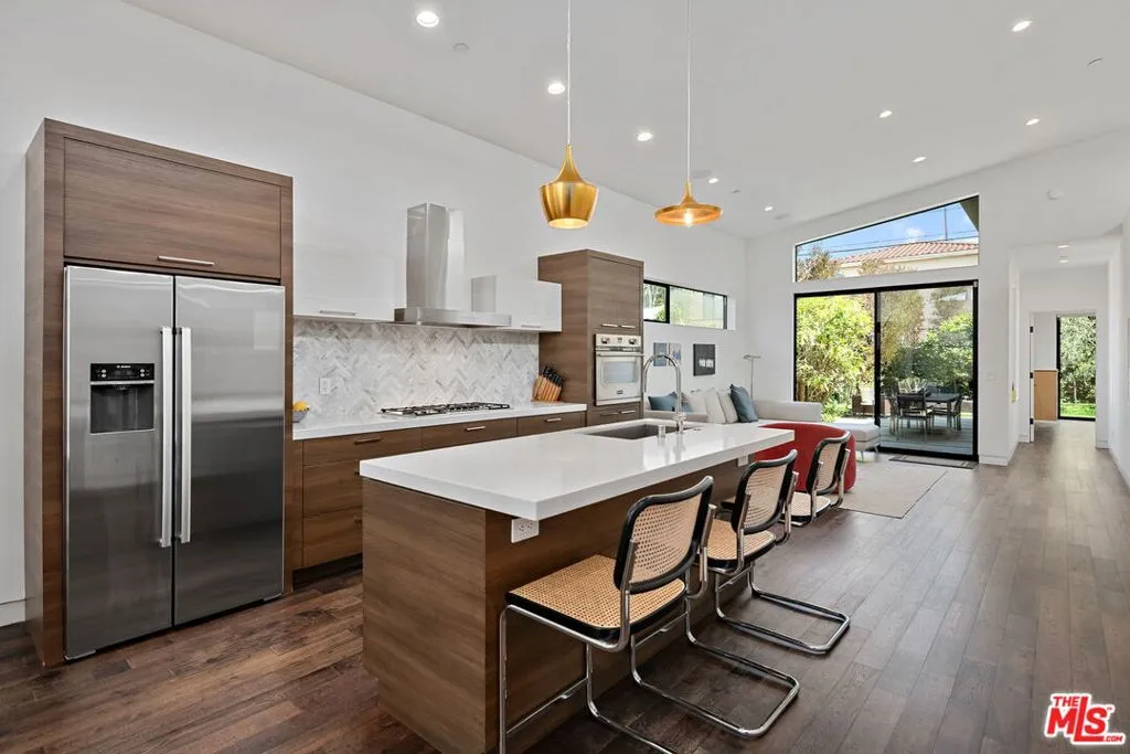 Los Angeles, California 90066, United States, 3 Bedrooms Bedrooms, ,2 BathroomsBathrooms,Residential,Active,202151