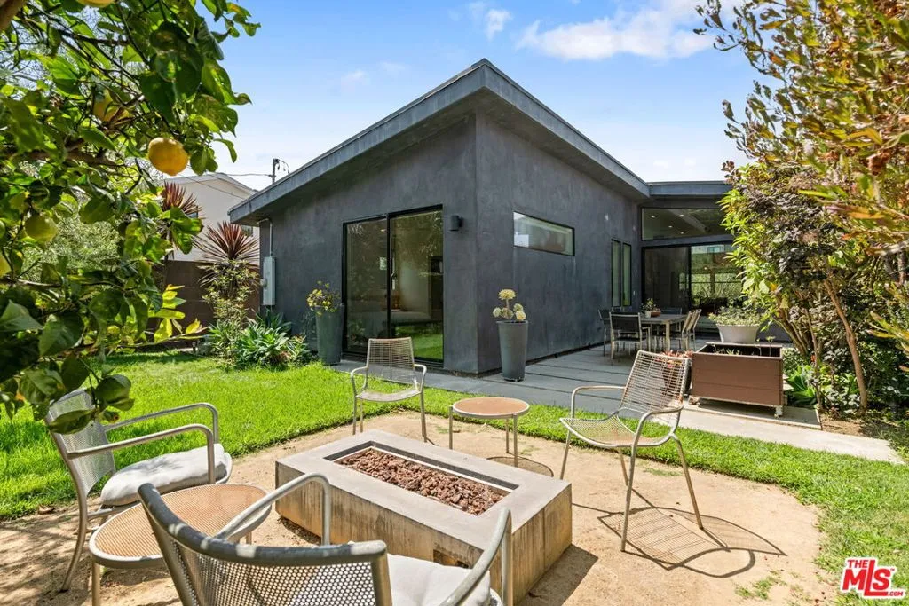 Los Angeles, California 90066, United States, 3 Bedrooms Bedrooms, ,2 BathroomsBathrooms,Residential,Active,202151