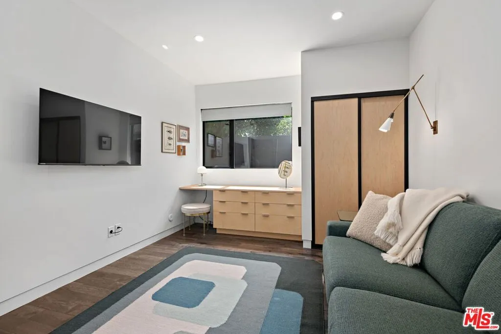 Los Angeles, California 90066, United States, 3 Bedrooms Bedrooms, ,2 BathroomsBathrooms,Residential,Active,202151