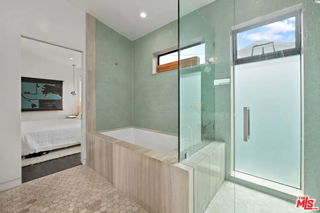 Los Angeles, California 90066, United States, 3 Bedrooms Bedrooms, ,2 BathroomsBathrooms,Residential,Active,202151