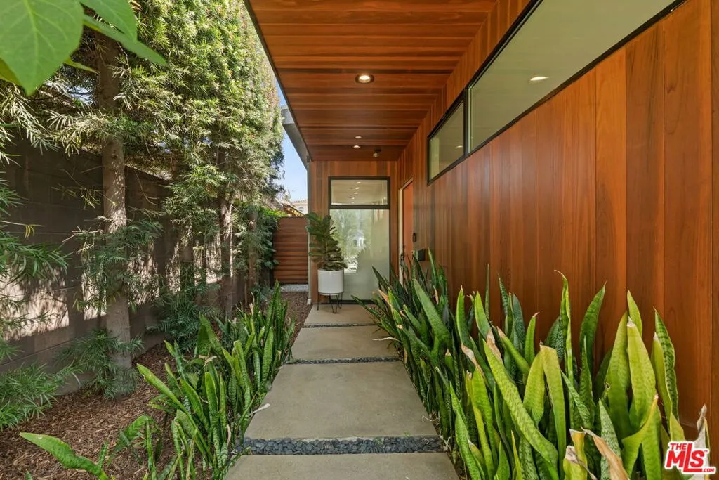 Los Angeles, California 90066, United States, 3 Bedrooms Bedrooms, ,2 BathroomsBathrooms,Residential,Active,202151