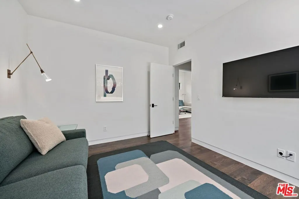 Los Angeles, California 90066, United States, 3 Bedrooms Bedrooms, ,2 BathroomsBathrooms,Residential,Active,202151