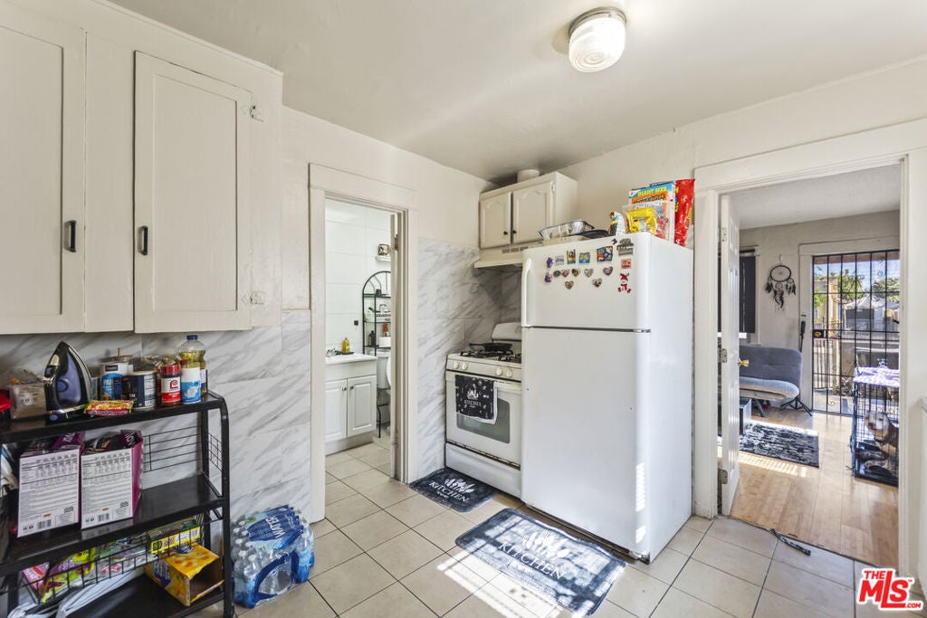1253 E 76th Place