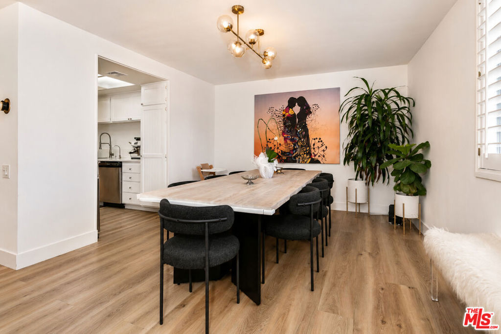 2385 Roscomare Road D17