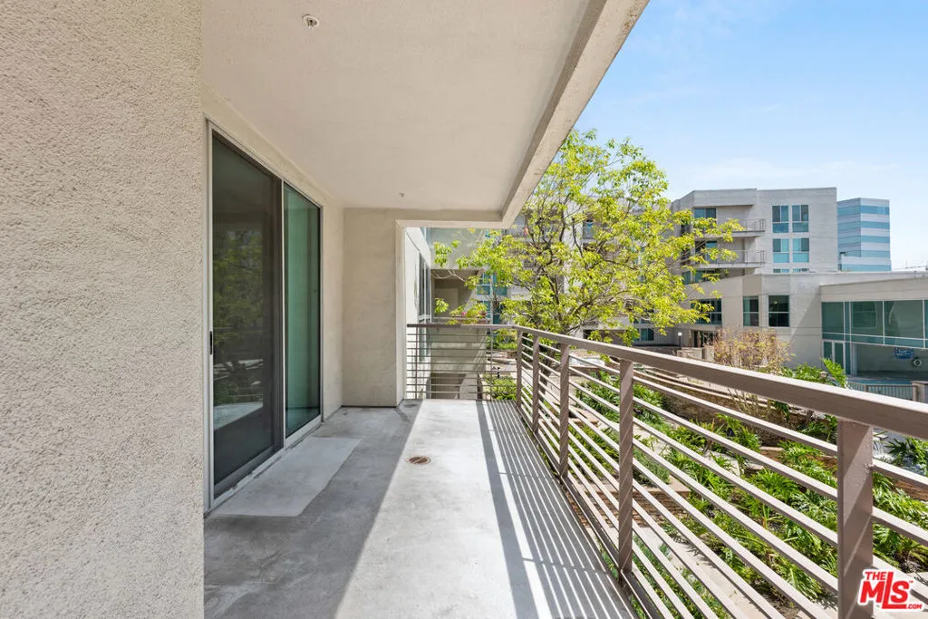 Los Angeles, California 90012, United States, 2 Bedrooms Bedrooms, ,2 BathroomsBathrooms,Residential,Active,188590