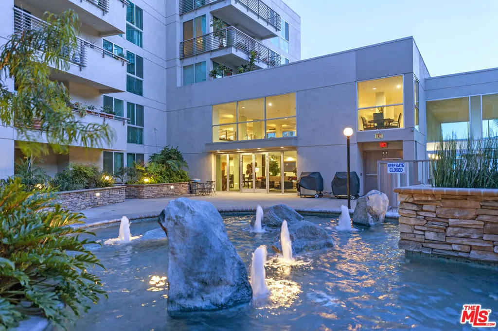 Los Angeles, California 90012, United States, 2 Bedrooms Bedrooms, ,2 BathroomsBathrooms,Residential,Active,188590