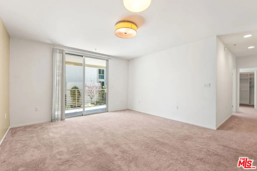 Los Angeles, California 90012, United States, 2 Bedrooms Bedrooms, ,2 BathroomsBathrooms,Residential,Active,188590