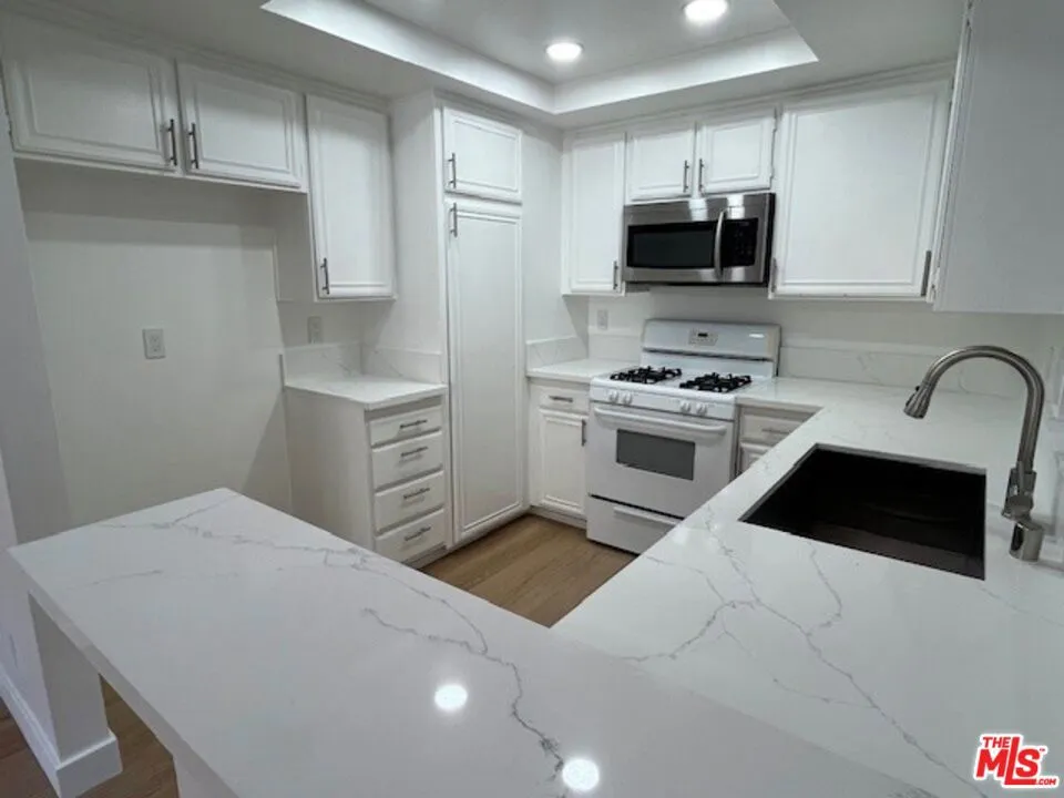 Pacific Palisades, California 90272, United States, 2 Bedrooms Bedrooms, ,2 BathroomsBathrooms,Residential,Active,257308