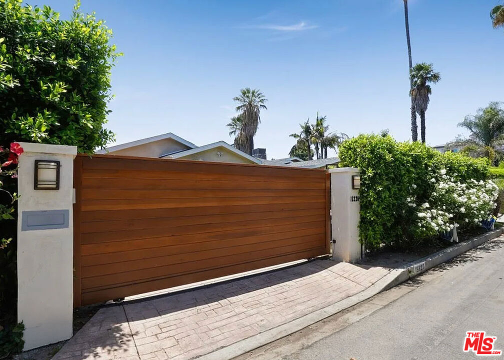 15220 Valleyheart Drive