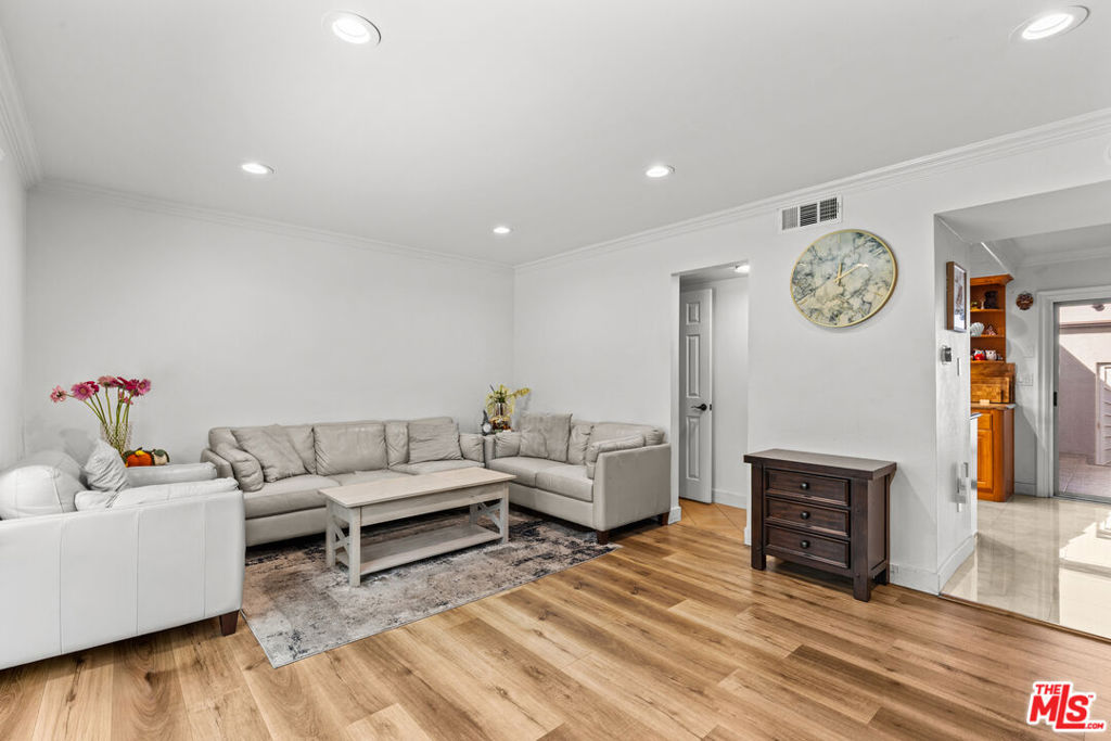 8806 1/2 Wyngate Street