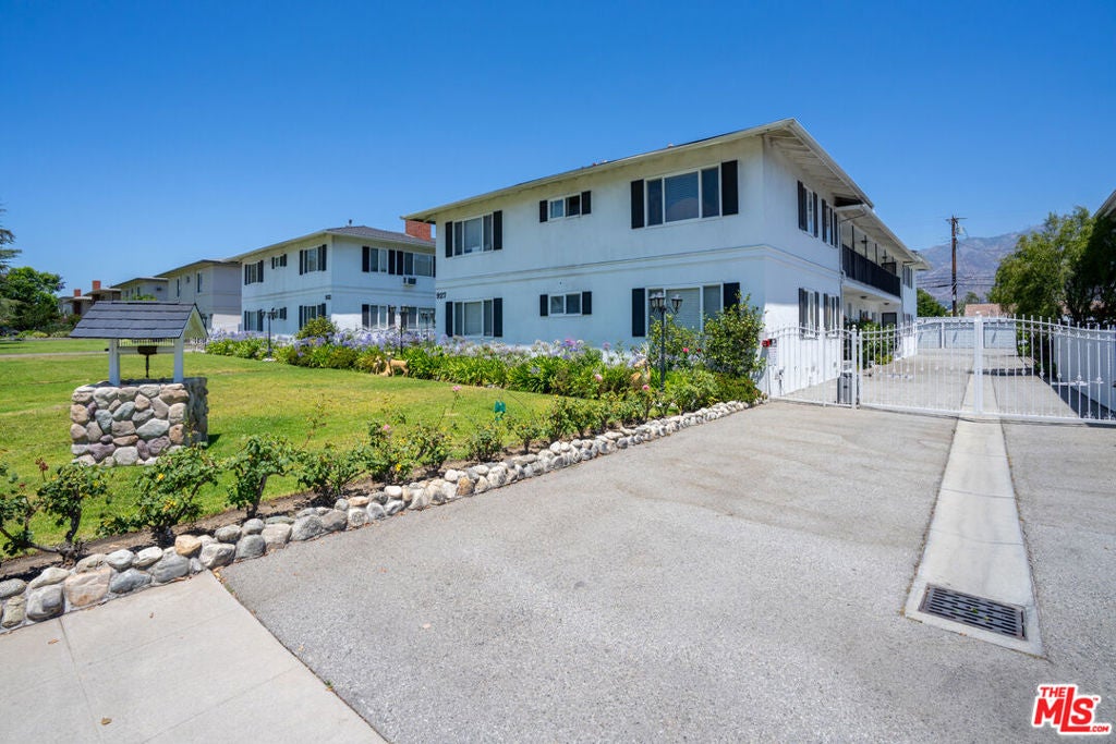 921 W Huntington Drive