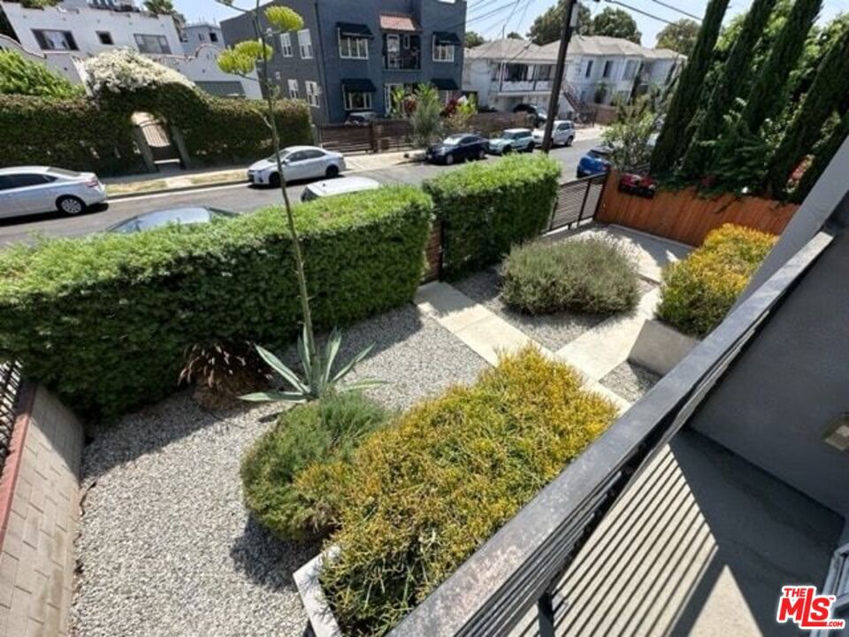 1223 N Kenmore Avenue