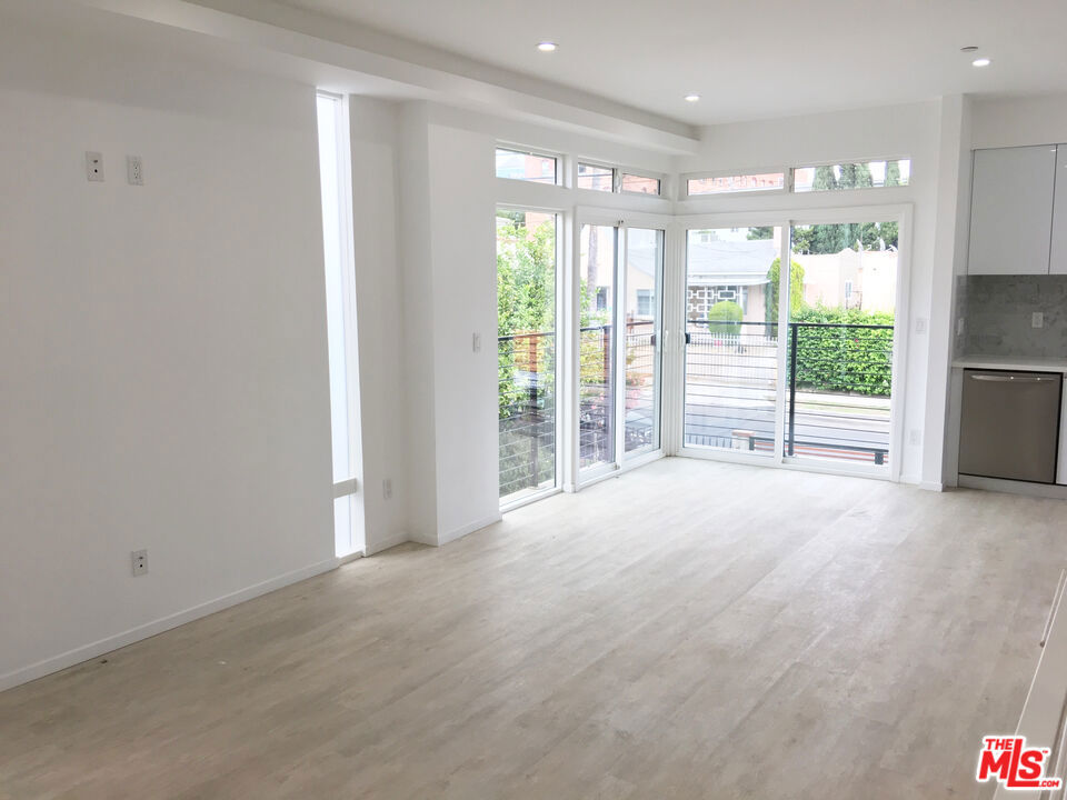 1223 N Kenmore Avenue