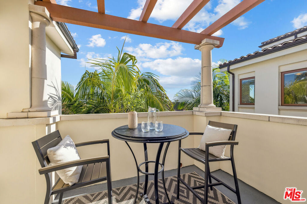 261 S Reeves Drive PH3