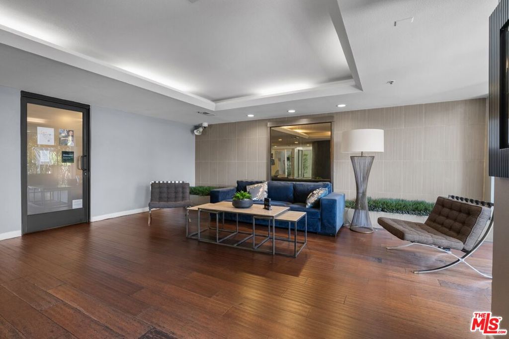 345 S Alexandria Avenue 304