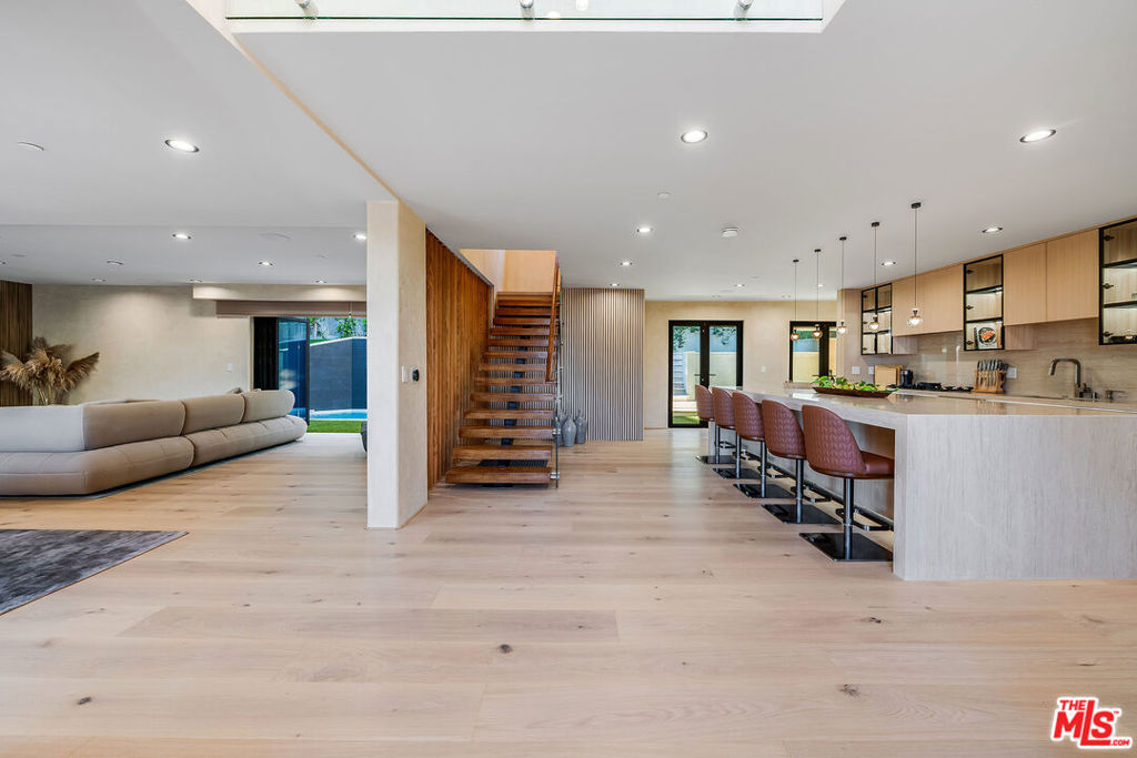 8721 Sunset Plaza Terrace