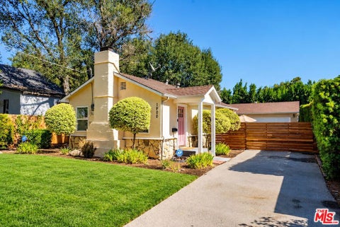 Photo of 1900 Mentone Avenue, Pasadena, CA 91103 (MLS # 26103616)