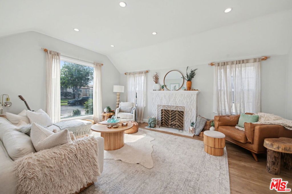 1135 W 81st Place