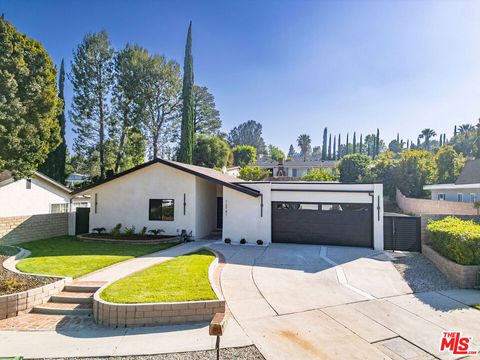 Photo of 12747 Deon Place, Granada Hills, CA 91344 (MLS # 26833689)