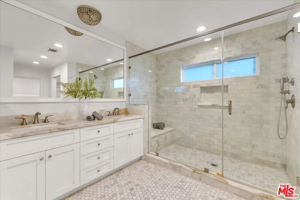 Encino, California 91436, United States, 4 Bedrooms Bedrooms, ,4 BathroomsBathrooms,Residential,Active,242843