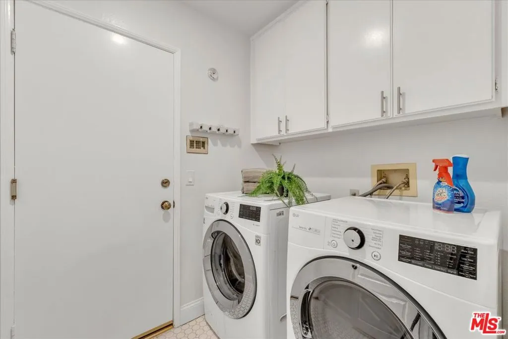 Encino, California 91436, United States, 4 Bedrooms Bedrooms, ,4 BathroomsBathrooms,Residential,Active,242843