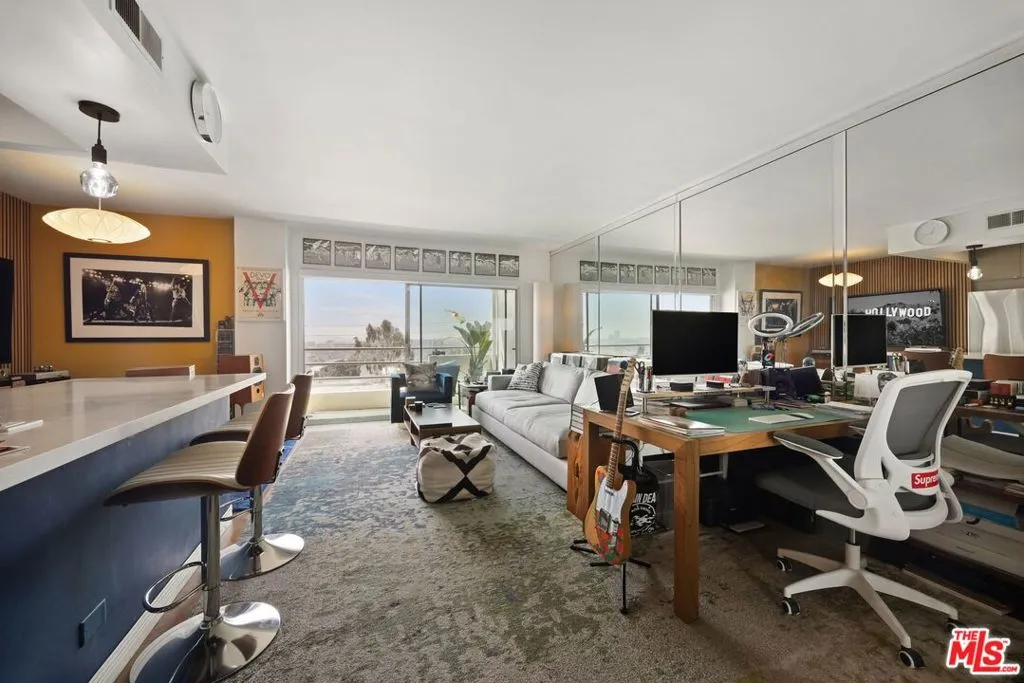 West Hollywood, California 90069, United States, 1 Bedroom Bedrooms, ,2 BathroomsBathrooms,Residential,Active,139690