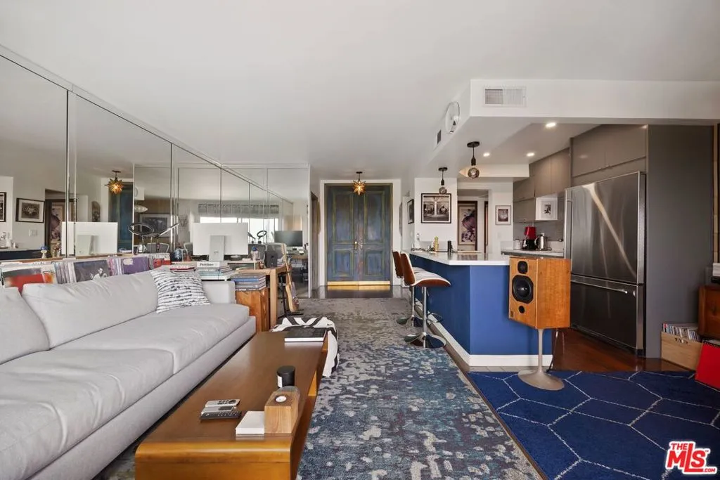 West Hollywood, California 90069, United States, 1 Bedroom Bedrooms, ,2 BathroomsBathrooms,Residential,Active,139690