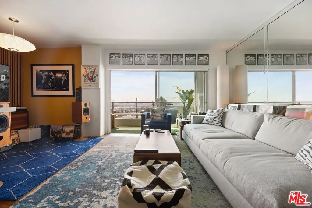 West Hollywood, California 90069, United States, 1 Bedroom Bedrooms, ,2 BathroomsBathrooms,Residential,Active,139690