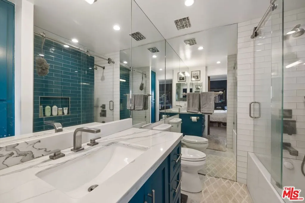 West Hollywood, California 90069, United States, 1 Bedroom Bedrooms, ,2 BathroomsBathrooms,Residential,Active,139690