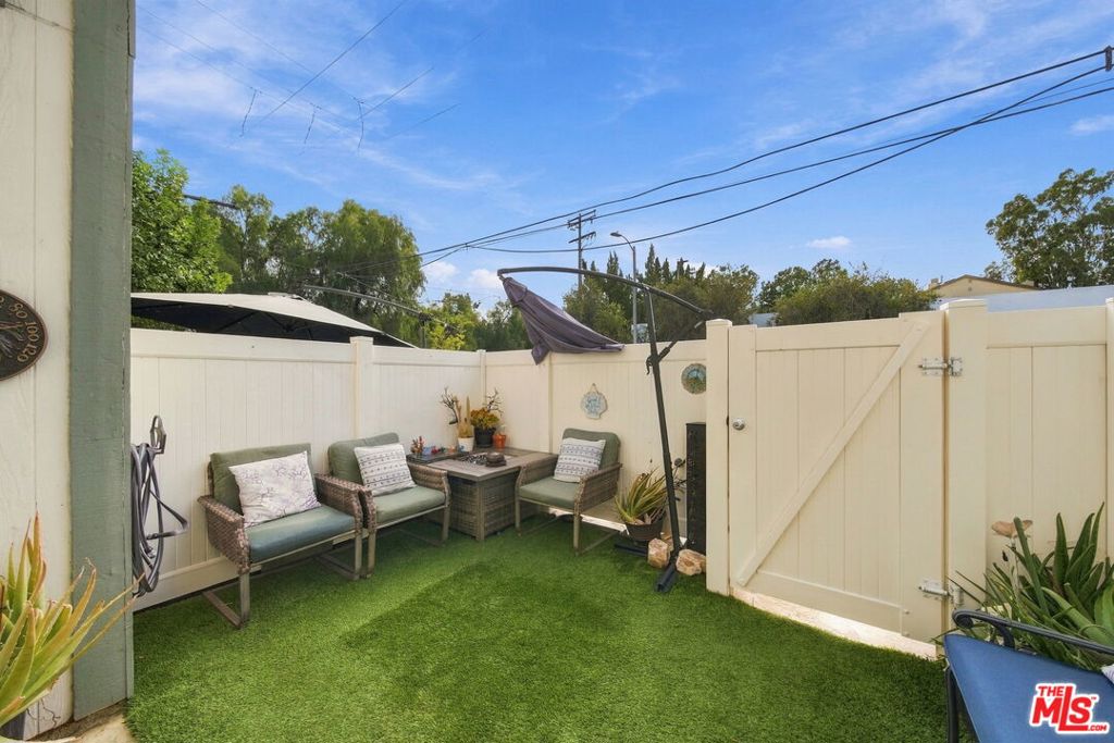 22865 Del Valle Street 3
